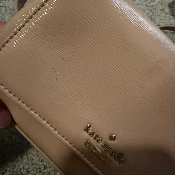 kate spade Handbags - Kate Spade Beige Crossbody Bag